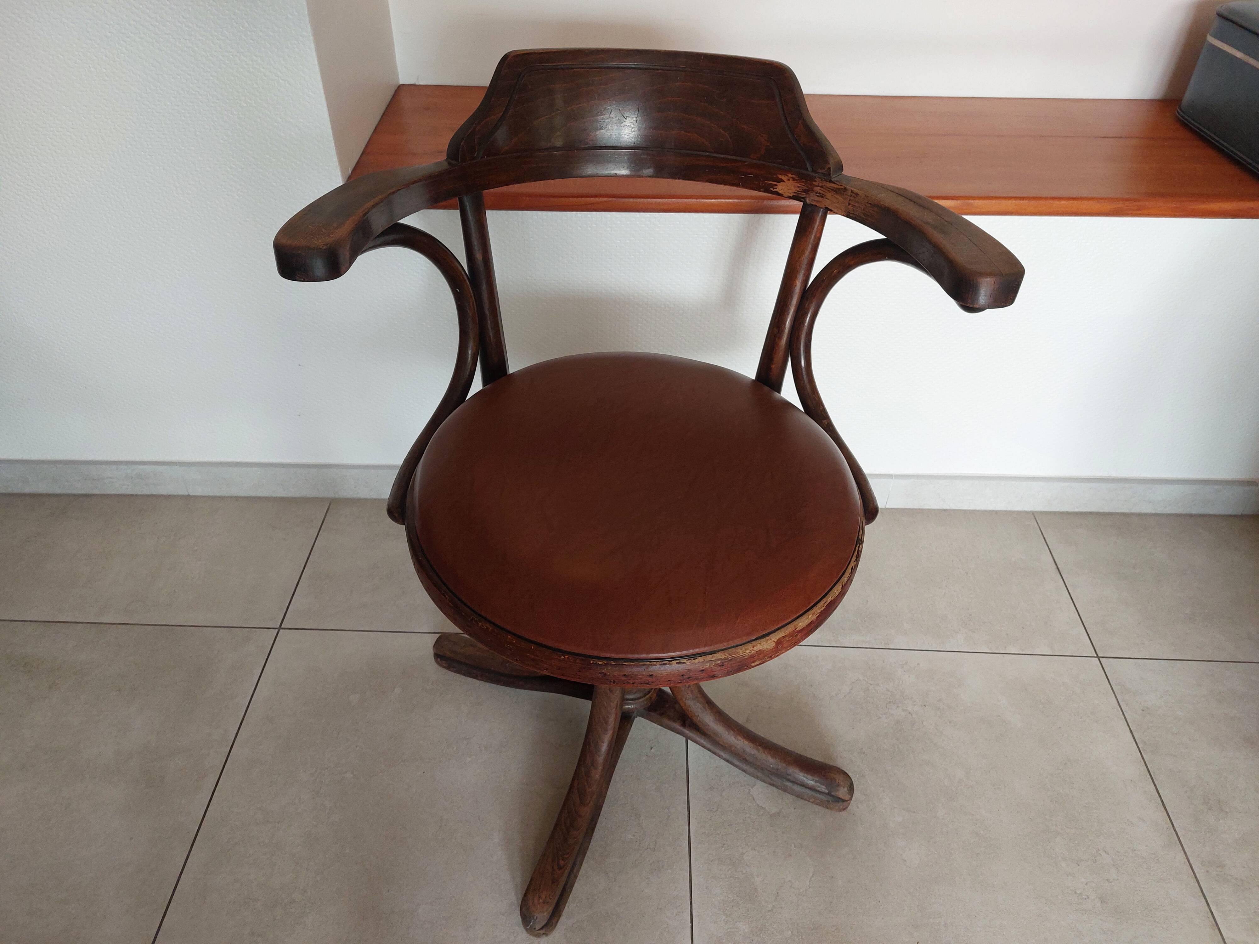 Thonet armchair, swivel, in wood and faux leather.