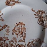 Assiettes anciennes en faïence terre de fer accompagnées de plats