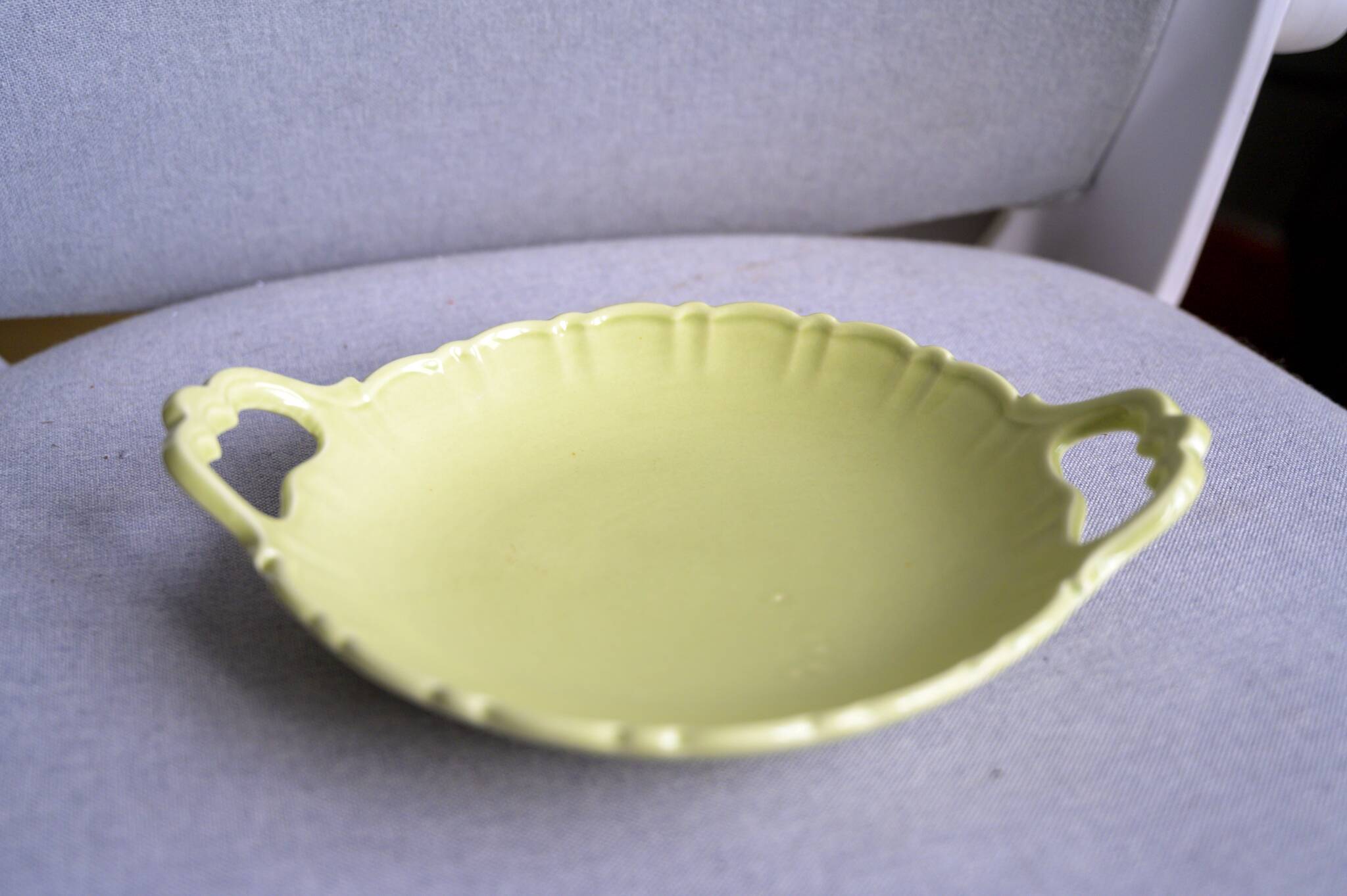 Small salad bowl with handles, lime green color. Numbered 6443. l25 L20 cm.