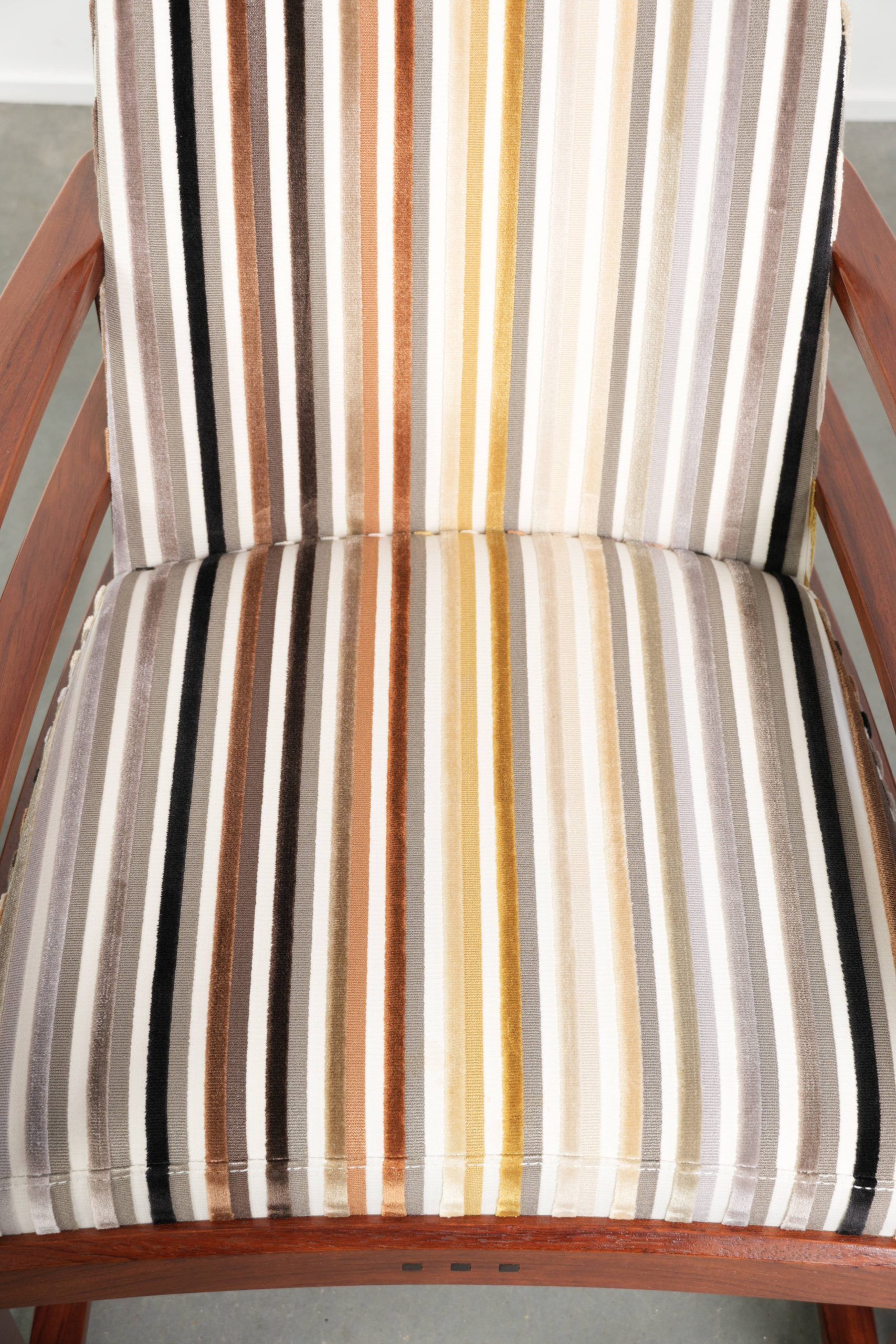 Set of 4 Art Deco design dining chairs with luxurious fabric upholstery