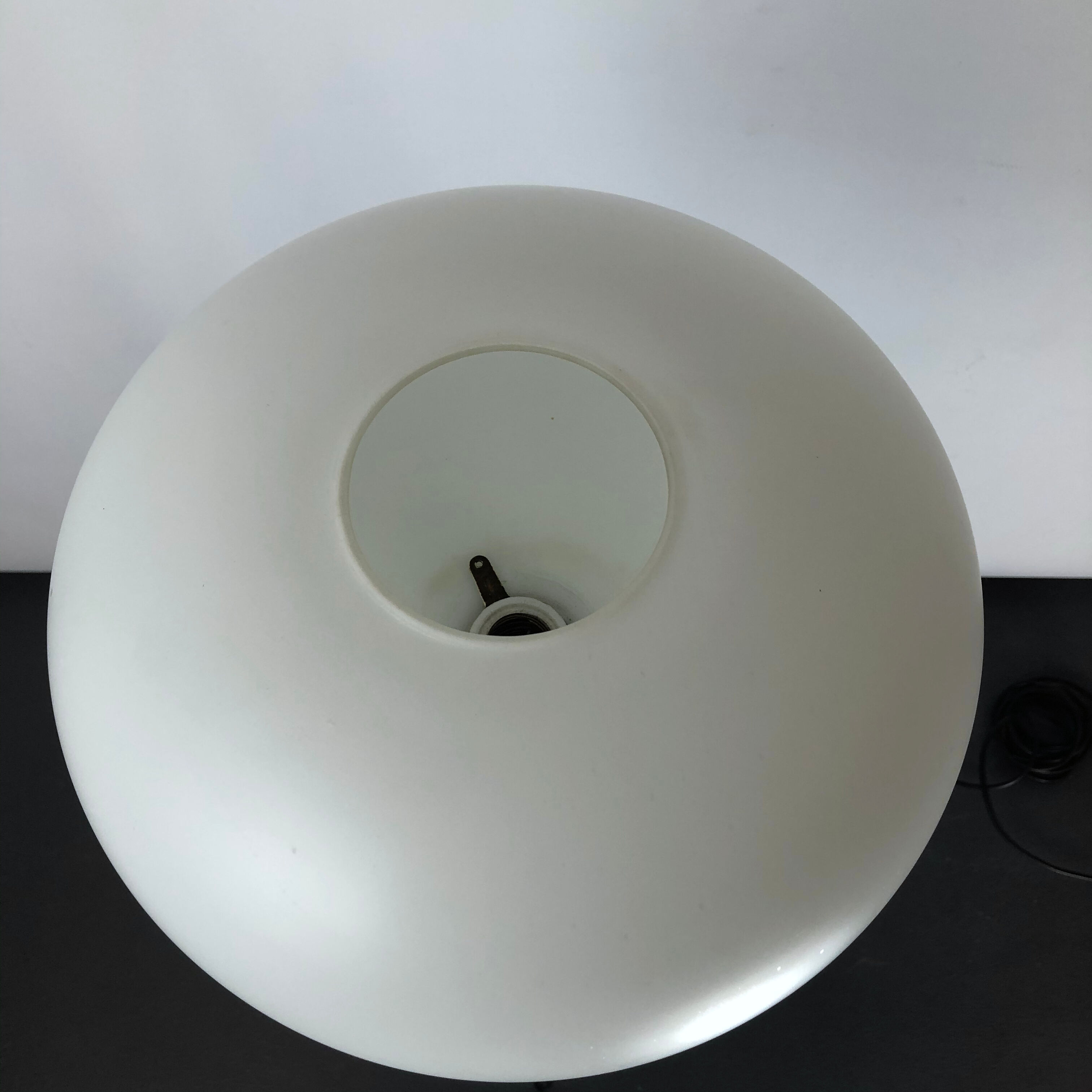 Lampadaire Stilnovo laque et triplex opaline des années 50