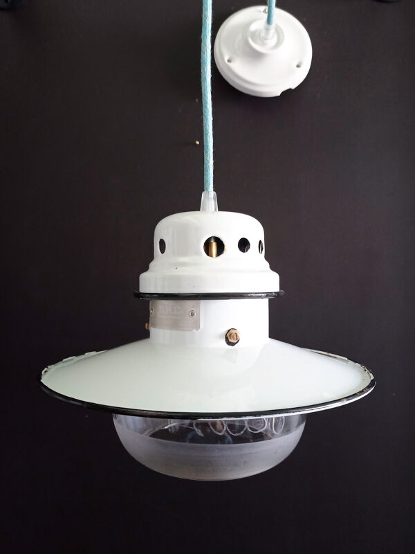 Ancienne suspension en tôle émaillée avec coupelle en verre