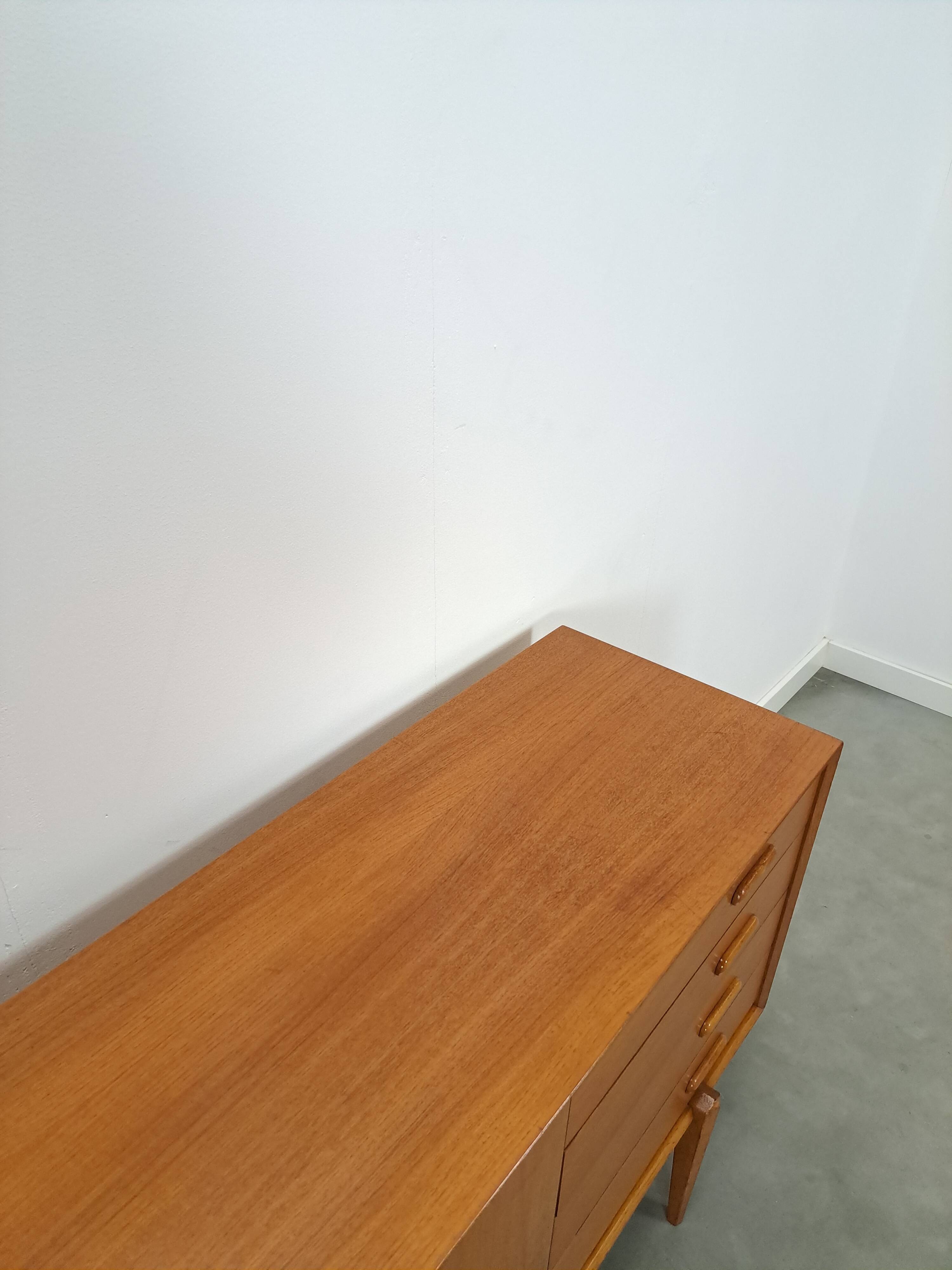 Dressoir avec de grandes capacités en lades vintage