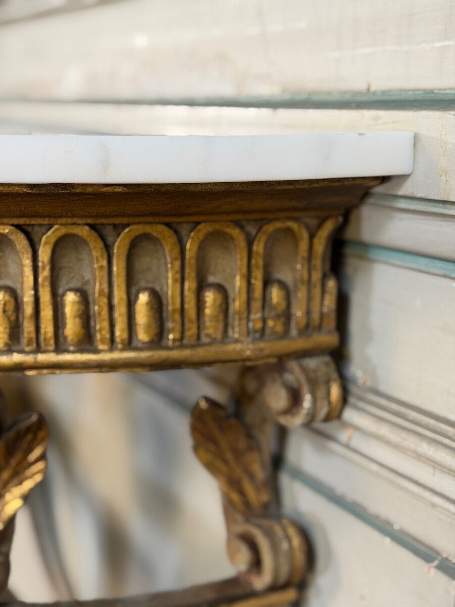 Console en bois sculpté de style Louis XVI vers 1900