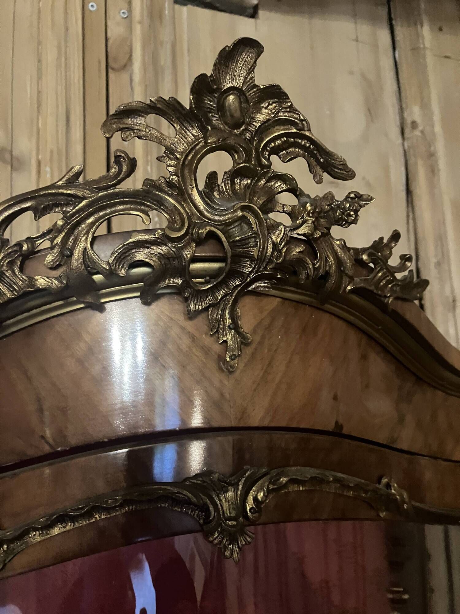 Display cabinet in Louis XV style from the late 19th century in painted wood.