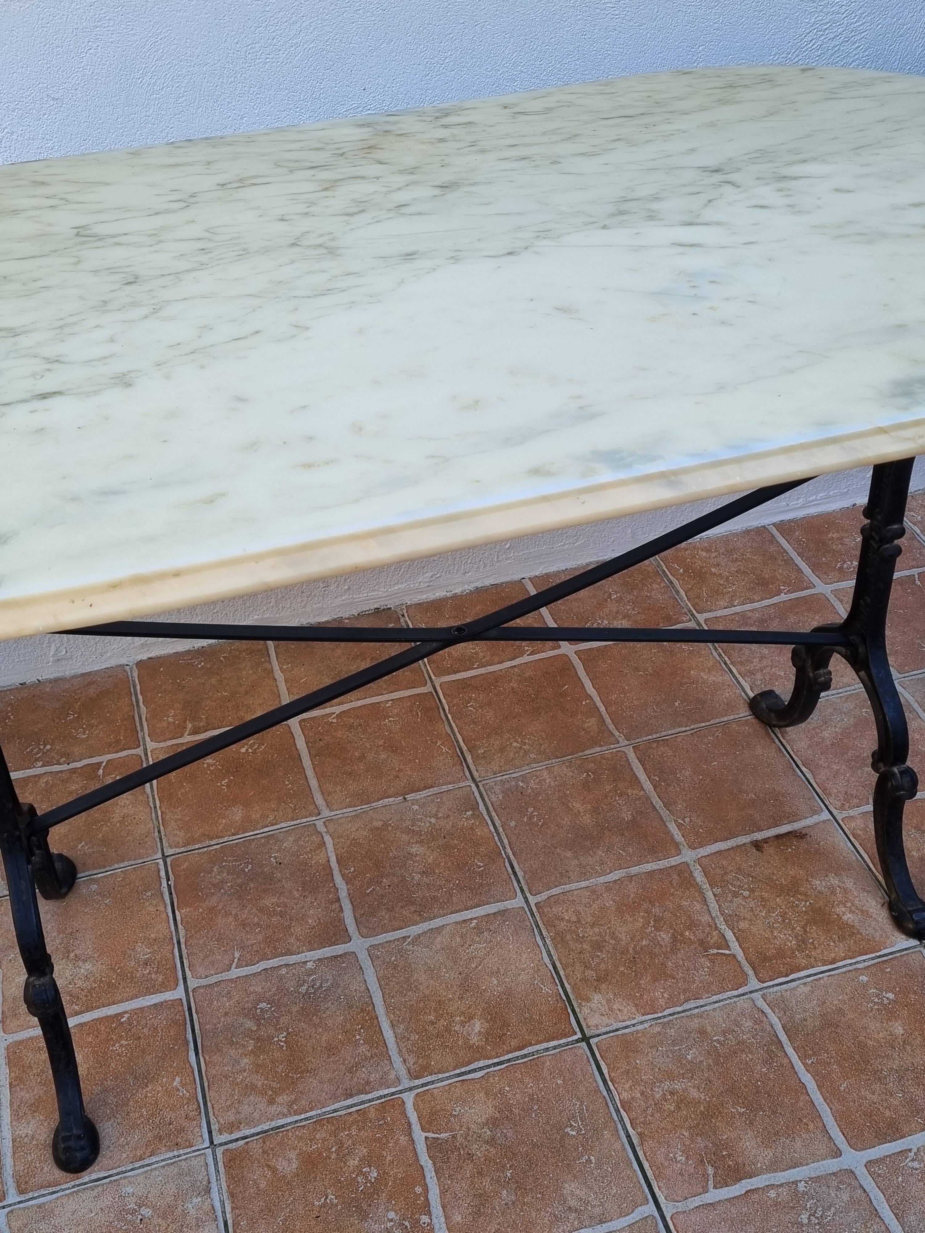 Table en marbre avec piétement en fonte de fer Lafa Aurillac France, 120 cm