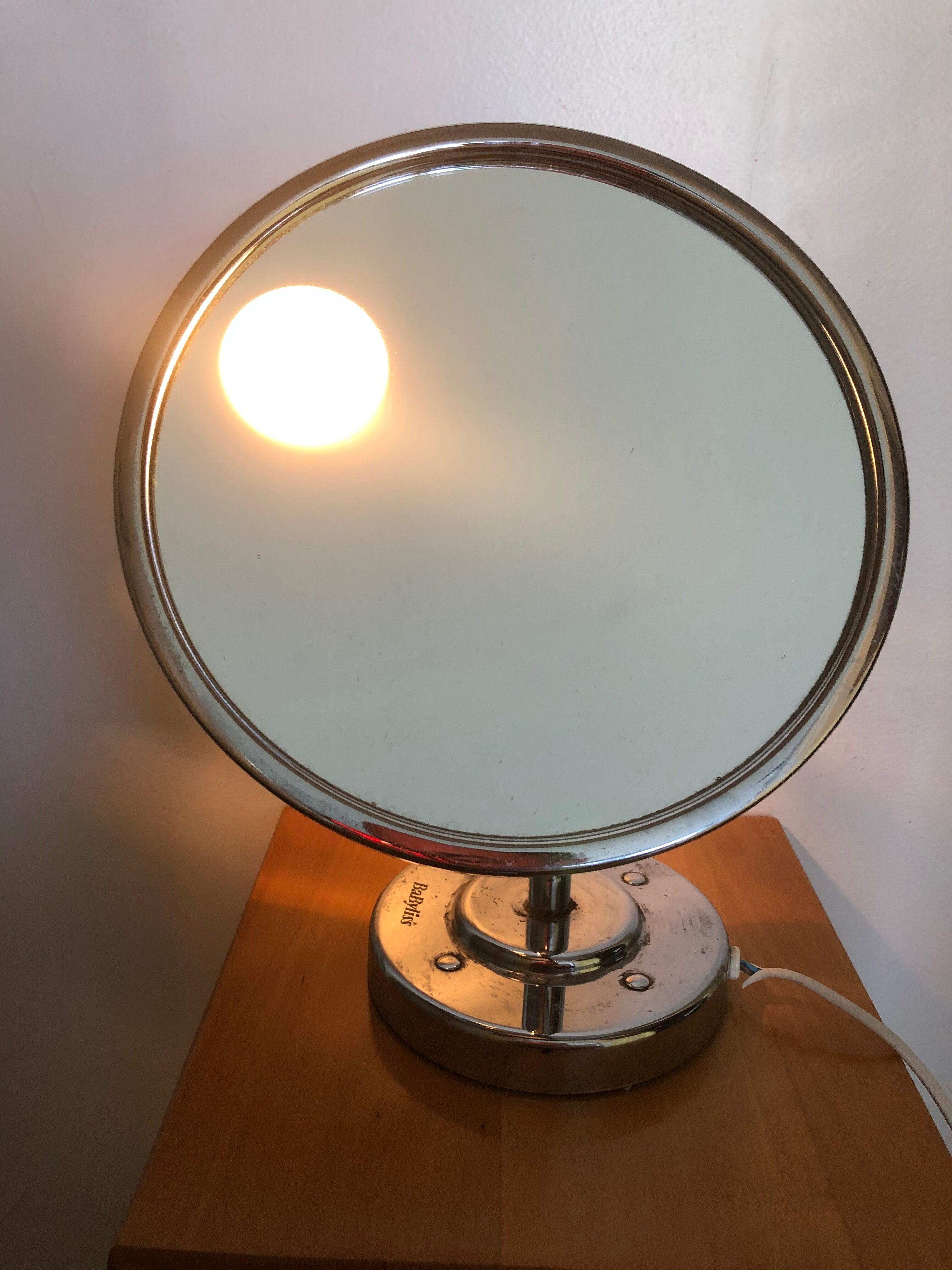 Magnifying mirror 25x40cm