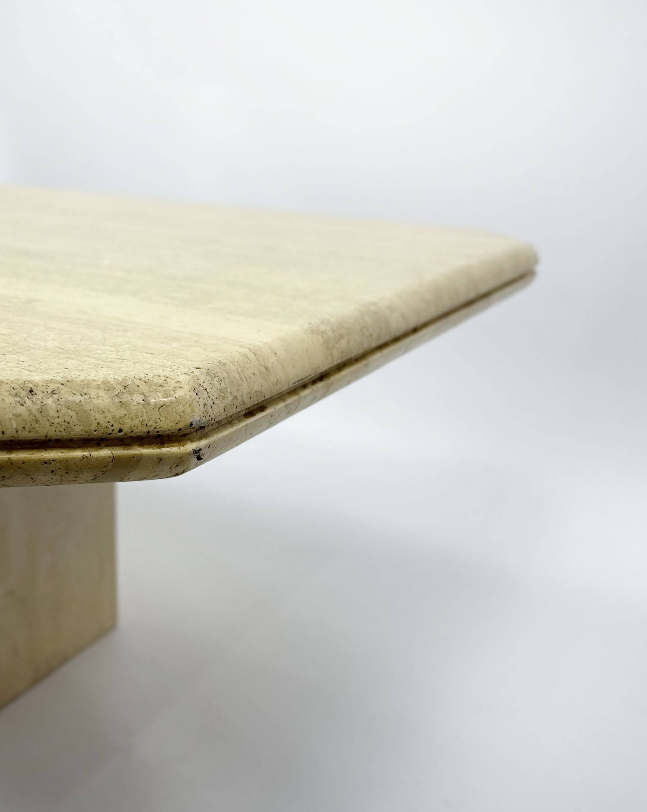 Table basse vintage des années 1970 en travertin