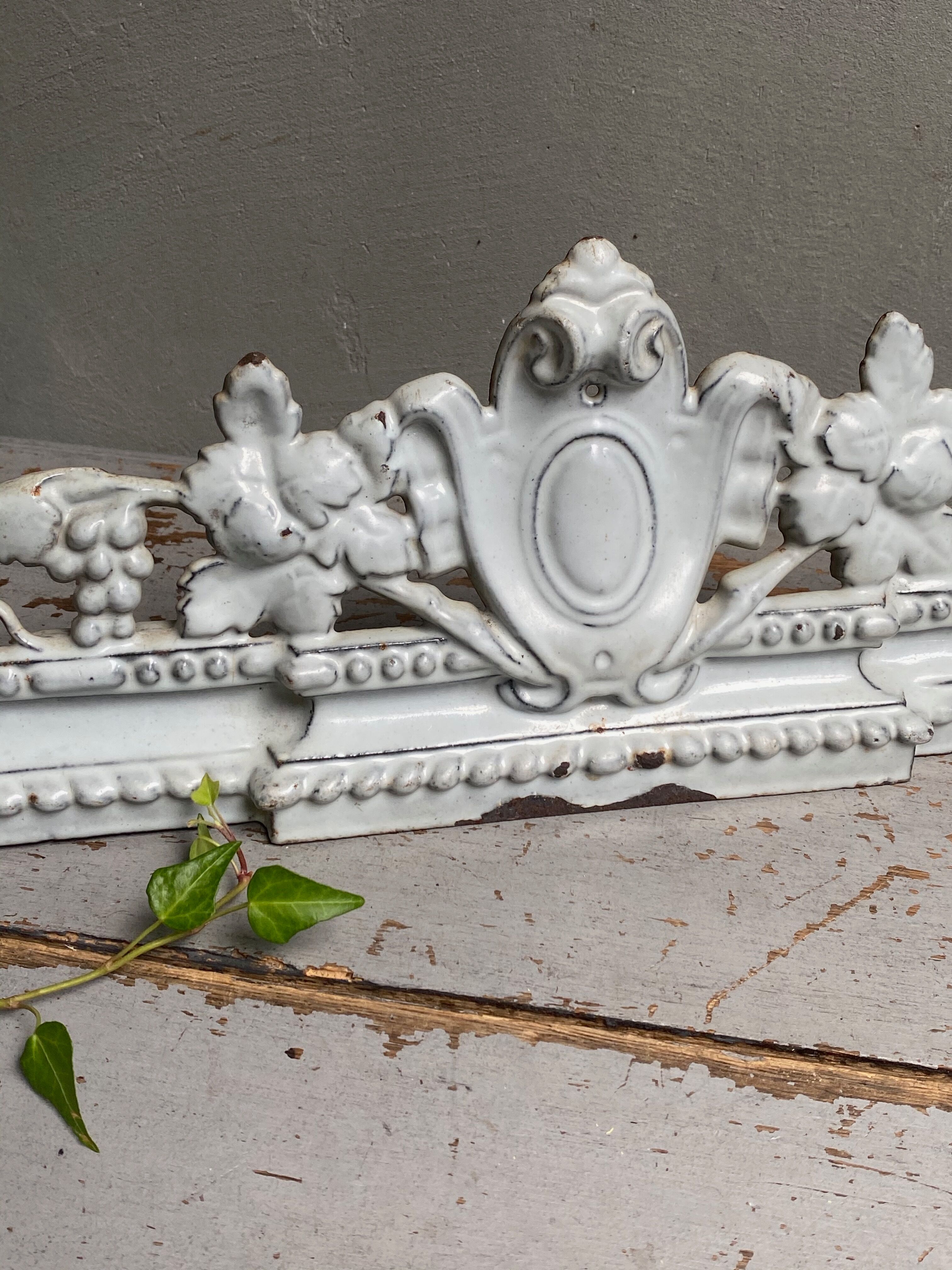 Enamelled cast iron pediment