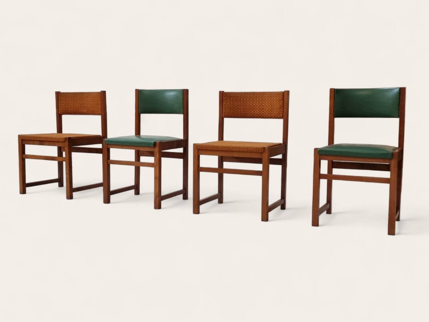 Quatre chaises du milieu du siècle