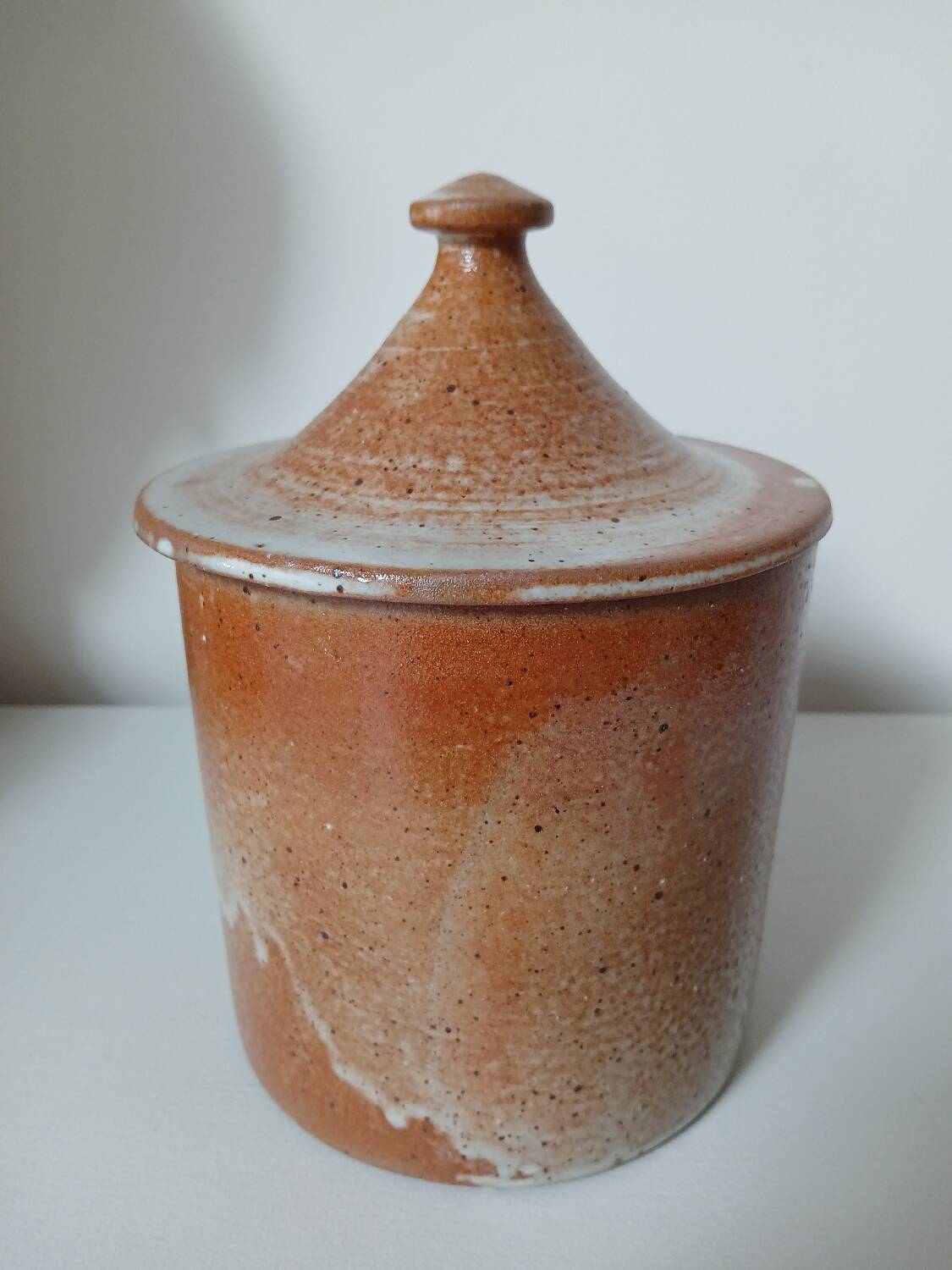 Pot en grès avec couvercle
