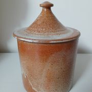 Stoneware pot with lid