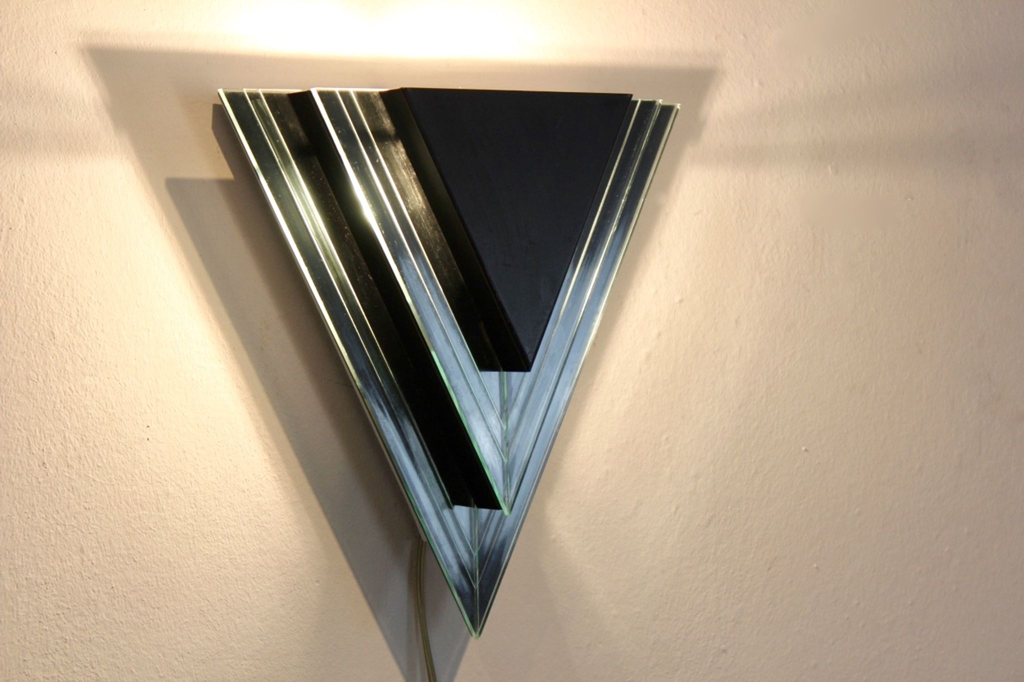 Appliques triangulaires hollandais modernes de mur de verre et d’acier