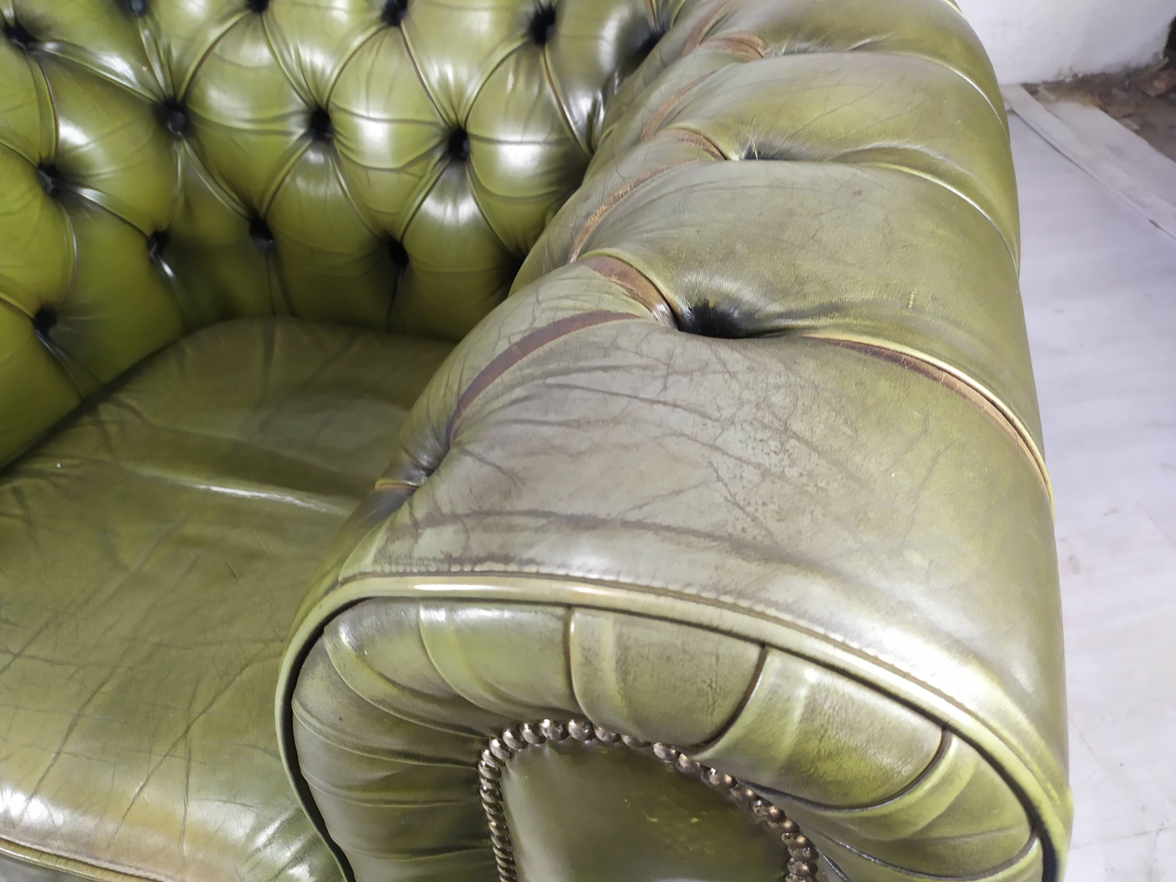 Paire de fauteuils Chesterfield cuir vert