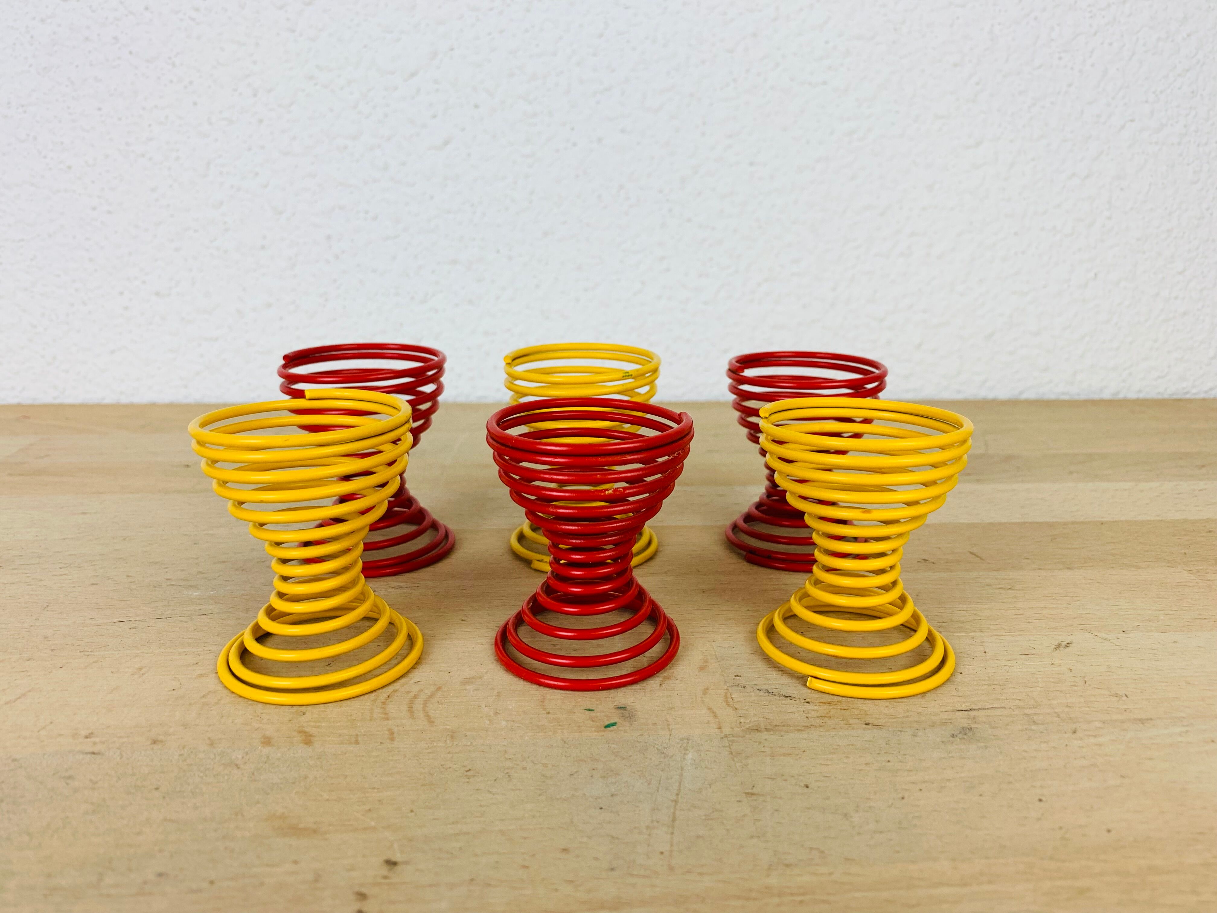6 coquetiers ressorts métal rouge et jaune vintage
