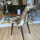 Chaise moumoute à motifs & pieds fuselés bois foncé