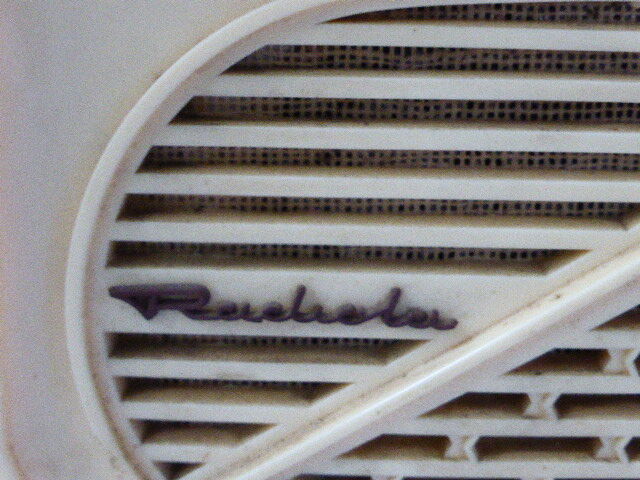 Poste de radio, Radiolo de Radiola, en bakelite creme vintage 1960