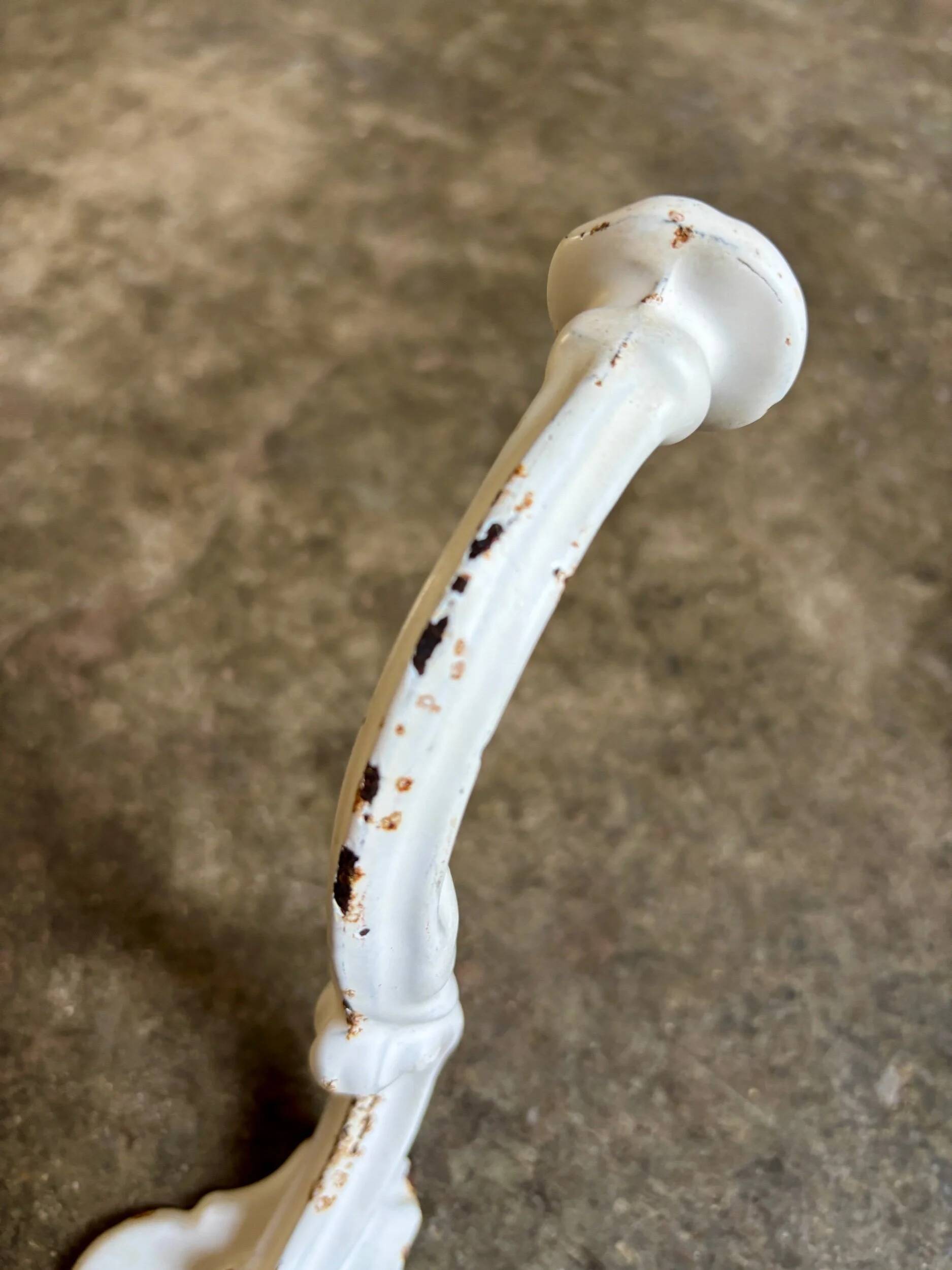 Patère murale en fonte de fer blanche