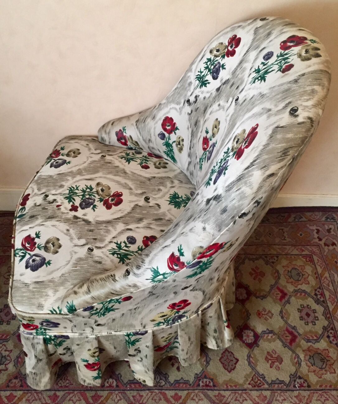 Toad in cloth armchair and its Ottoman