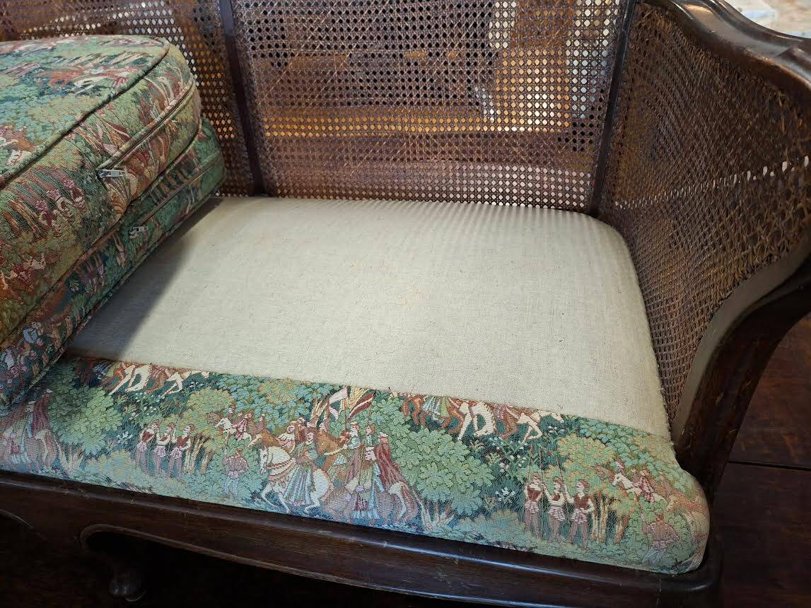 Antique English two-seater canapé, carved wooden frame.