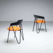 Une paire de chaises de style Memphis