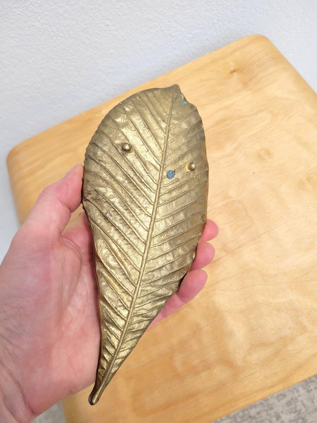 Bronze leaf-shaped pocket emptier
