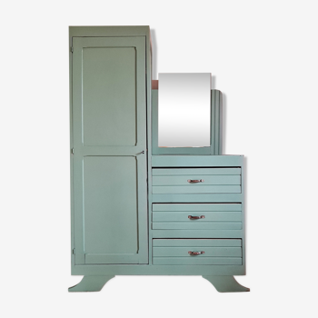 Armoire parisienne asymétrique rénovée vert sauge