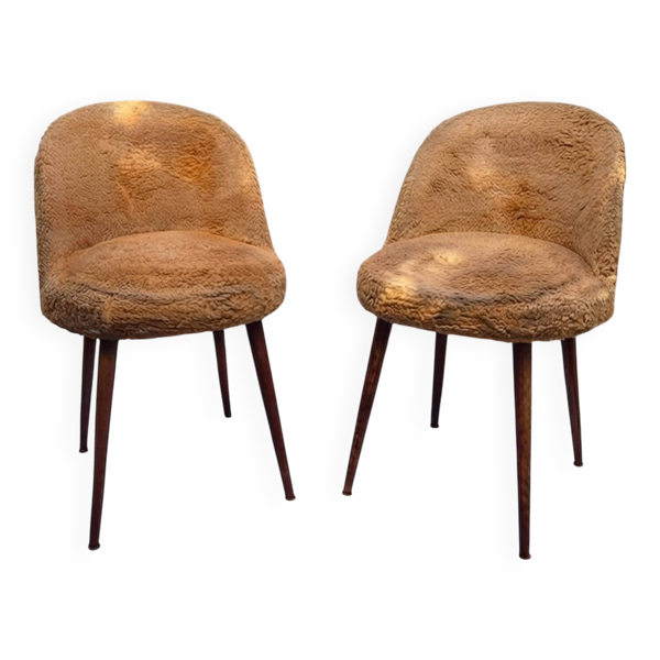 2 chaises tonneau scandinaves pieds compas en bois et fausse fourrure