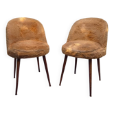 Lot of 2 Scandinavian barrel chairs with wooden splayed legs and faux fur.