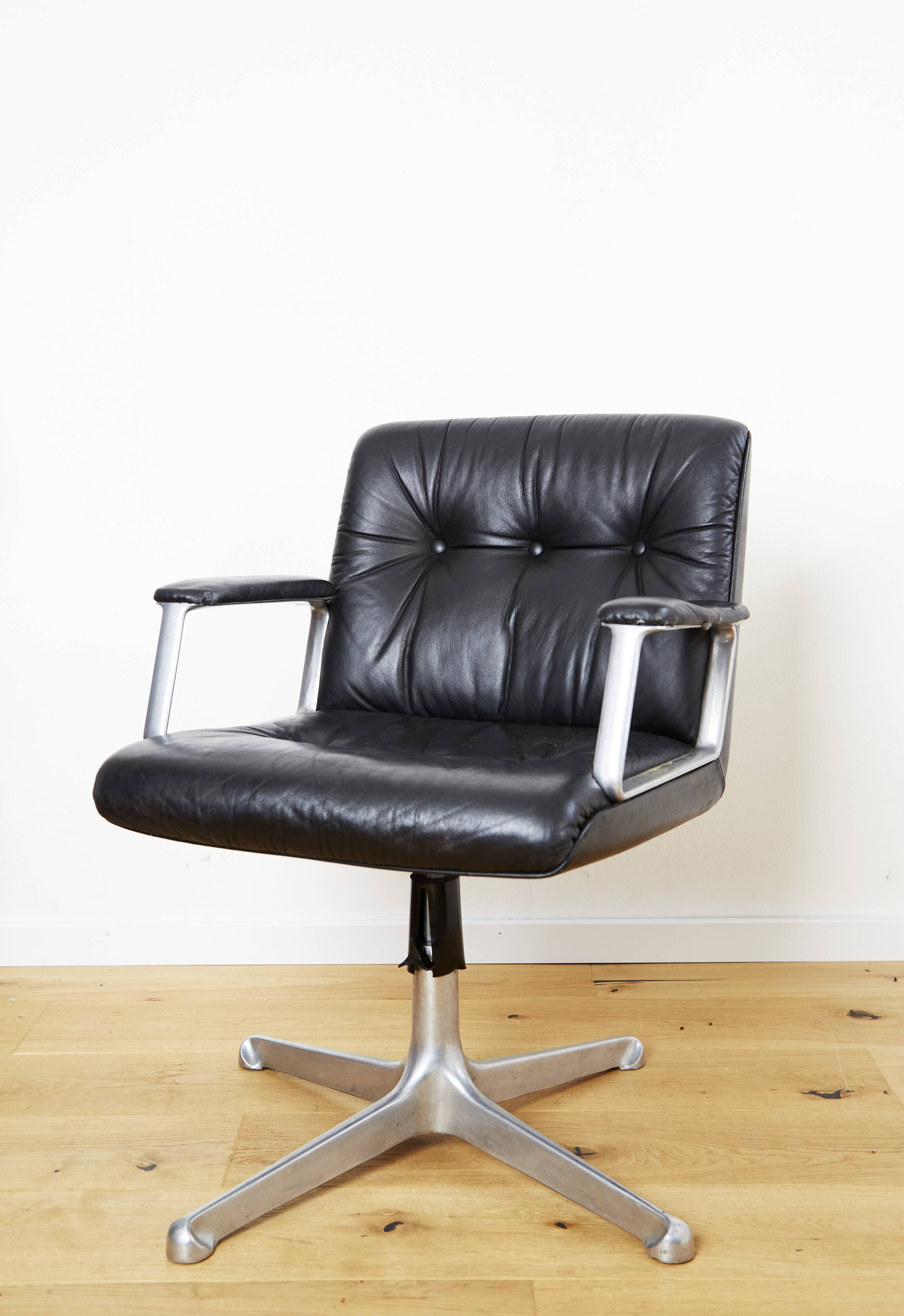 Oswaldo Borsani swivel Chair P125 for Tecno Milano