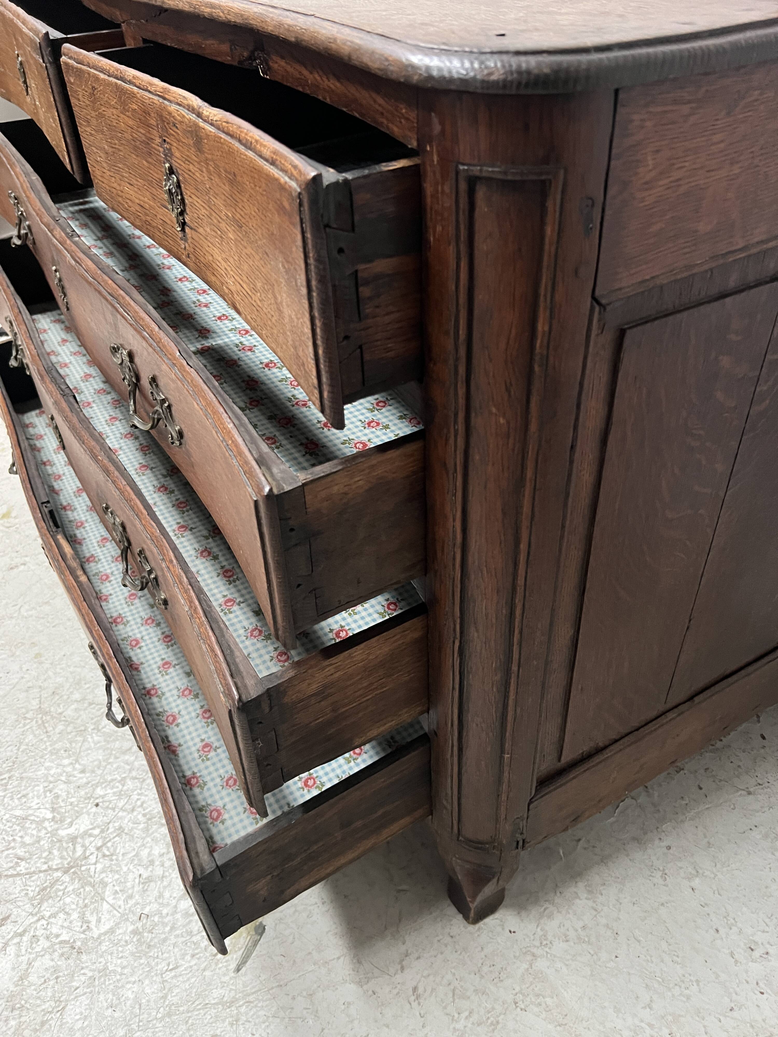 Louis XV chest of drawers in solid oak from the 18th century