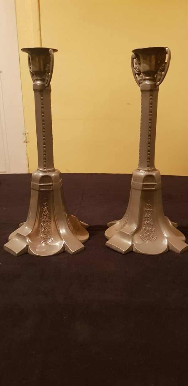 Paire de bougeoirs art déco en étain.