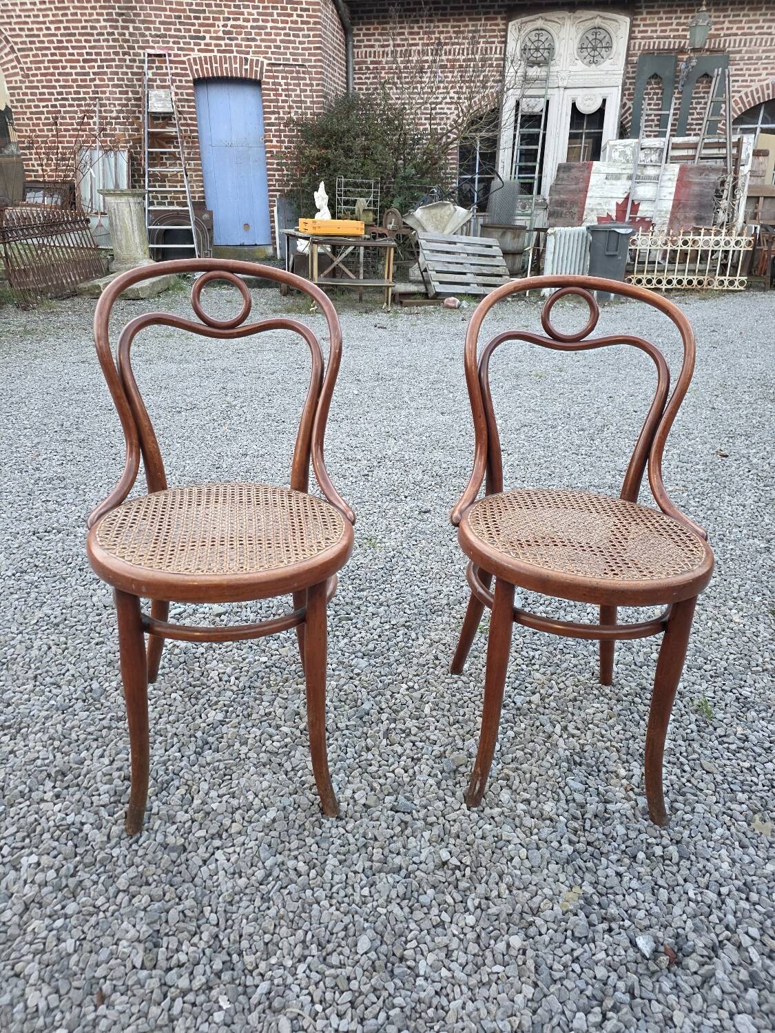 Pair of Thonet bistro chairs in bent wood no. 14