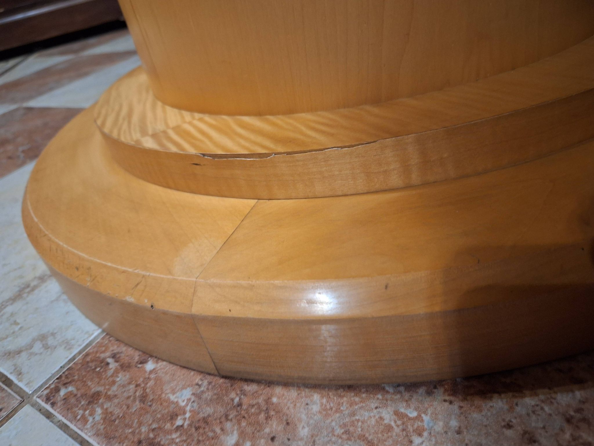 Round table in lemon wood with timeless design