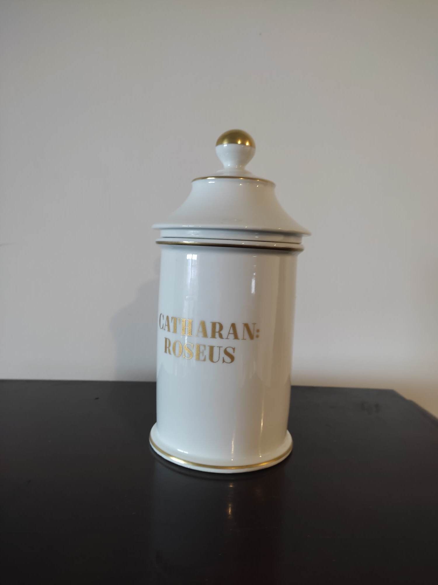 Pharmacy / apothecary pot in white earthenware decorated with gold net, "Catharan: Roseus signed Limoges