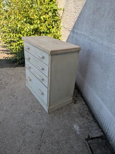 Distressed chest of drawers