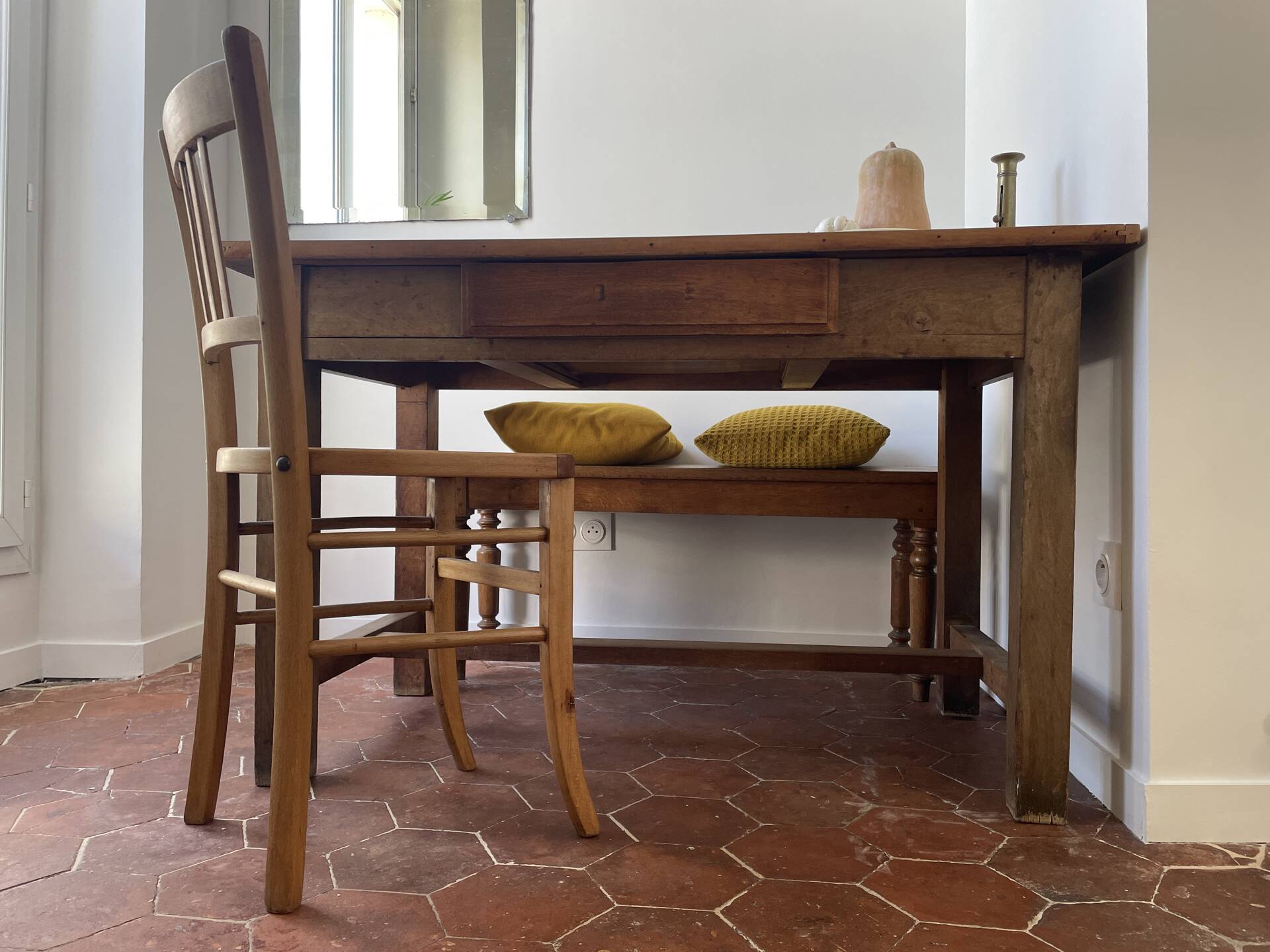 Paire de chaises vintage en bois – lignes sobres et belle patine