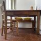 Paire de chaises vintage en bois – lignes sobres et belle patine
