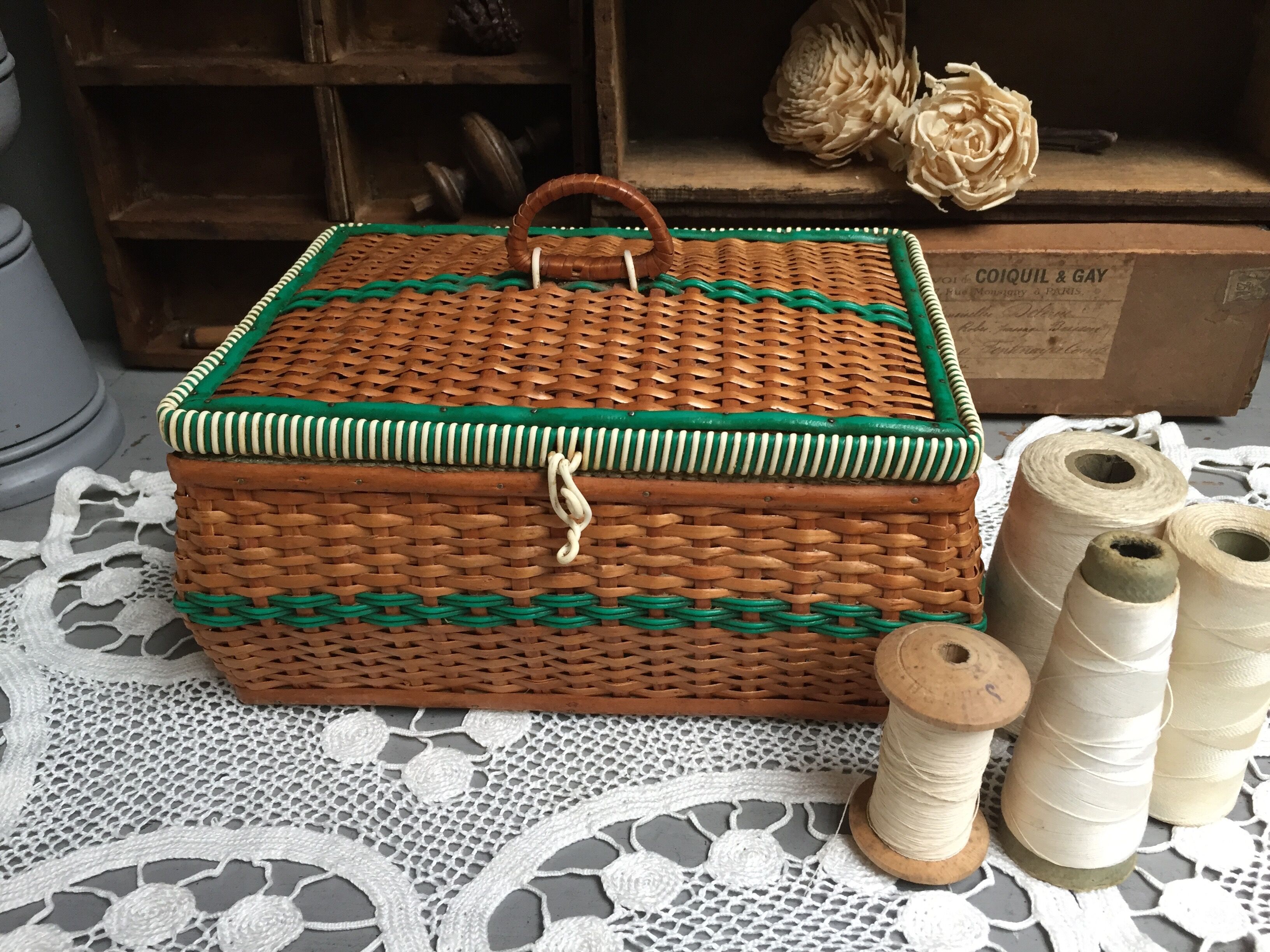 Rattan and scoubidou worker