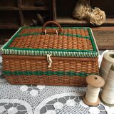 Rattan and scoubidou worker