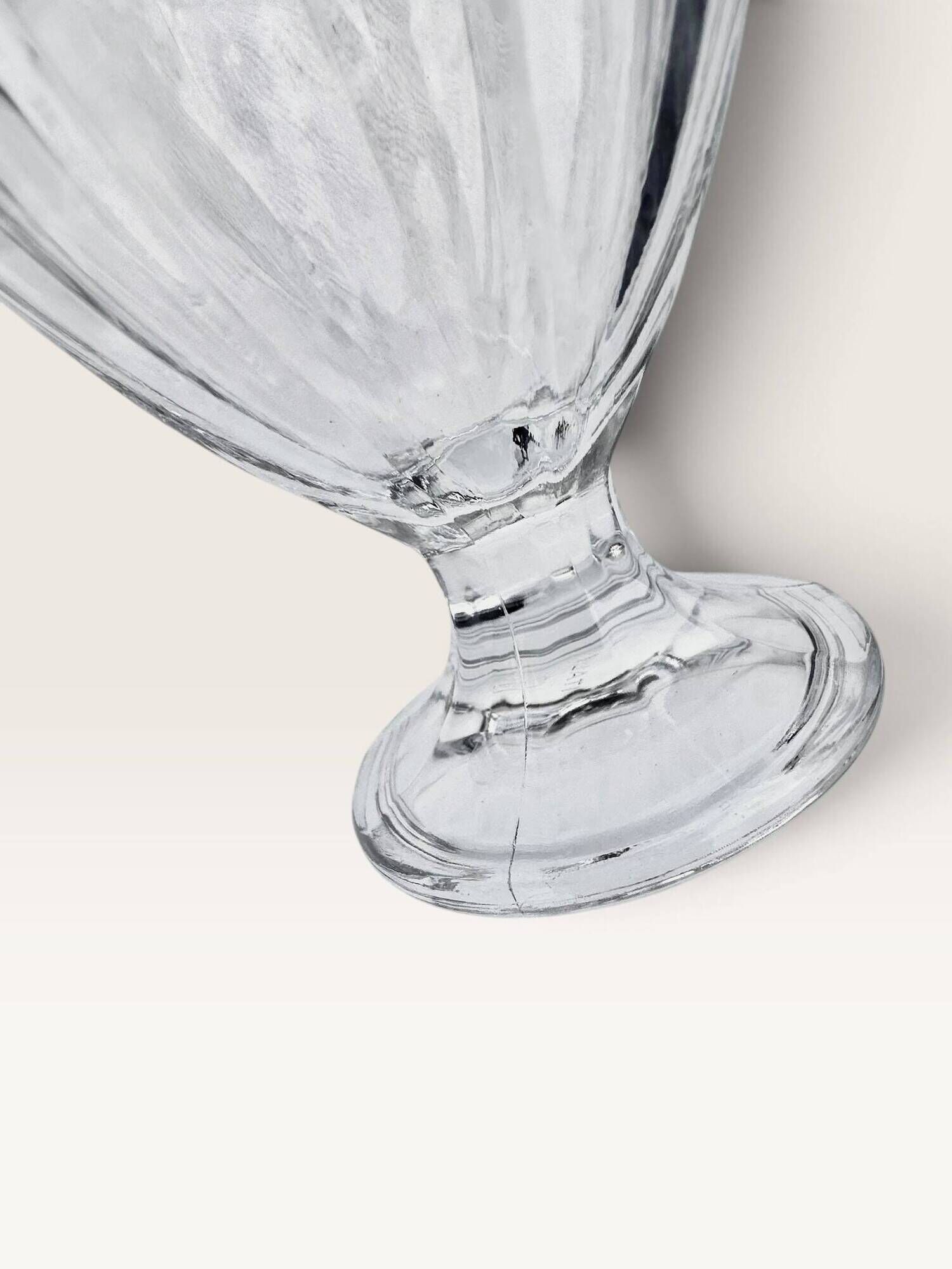 Set of 5 stemmed glasses made of pressed moulded glass.