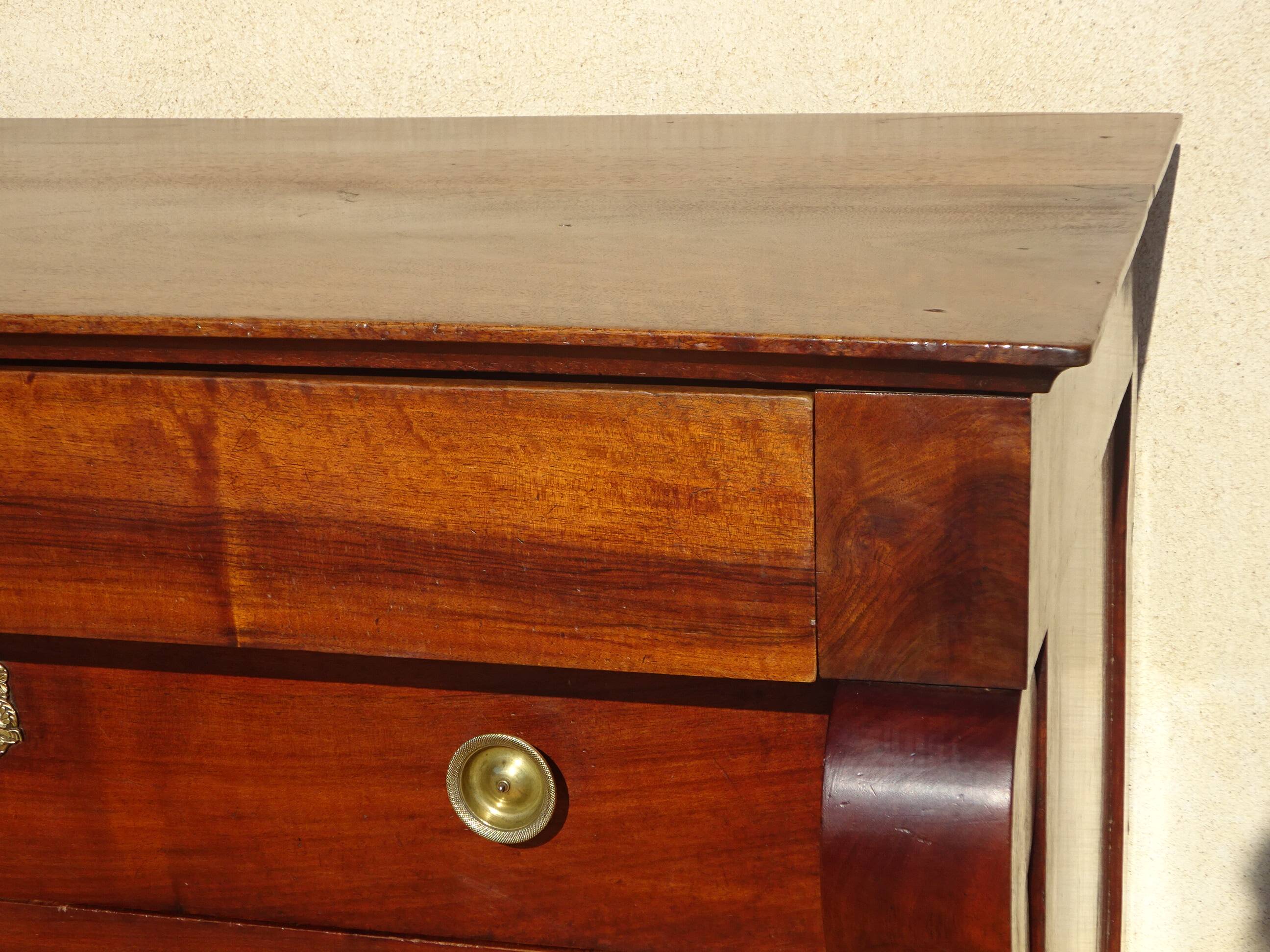 Crossed walnut chest of drawers