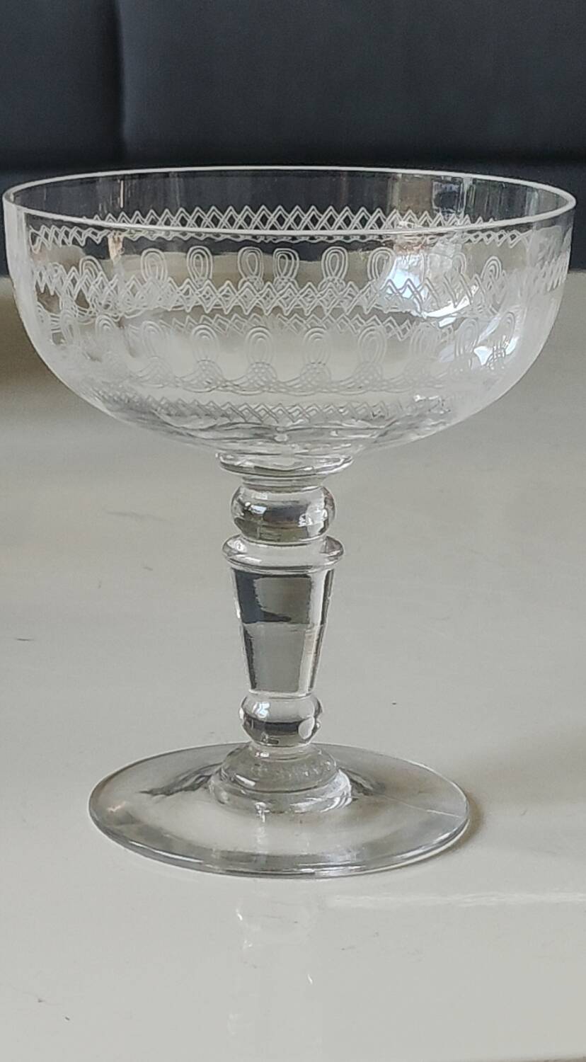 Lot of 4 x Champagne Coupes in Baccarat crystal. Engraved decoration with Greek friezes.