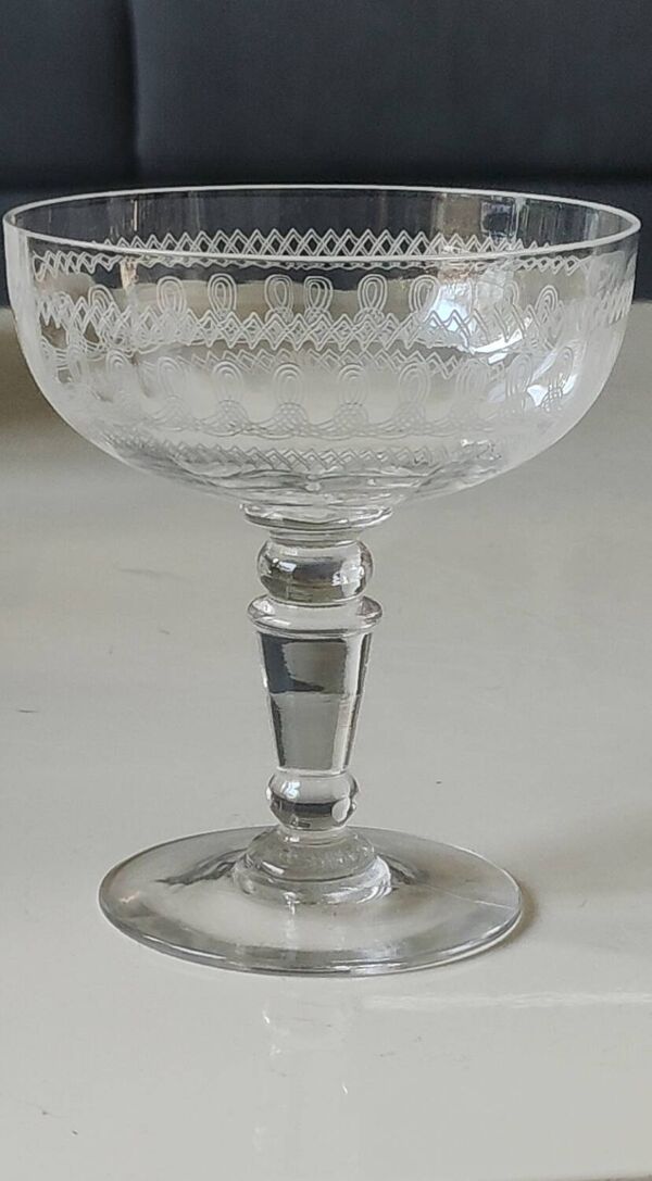 4 coupes à champagne en cristal Baccarat, décor ciselé à frises grecques