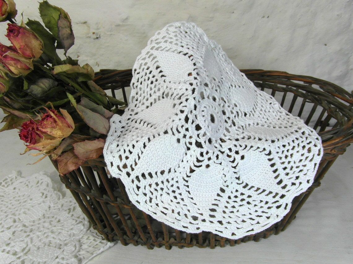 Round placemat in crocheted cotton lace