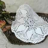 Round placemat in crocheted cotton lace