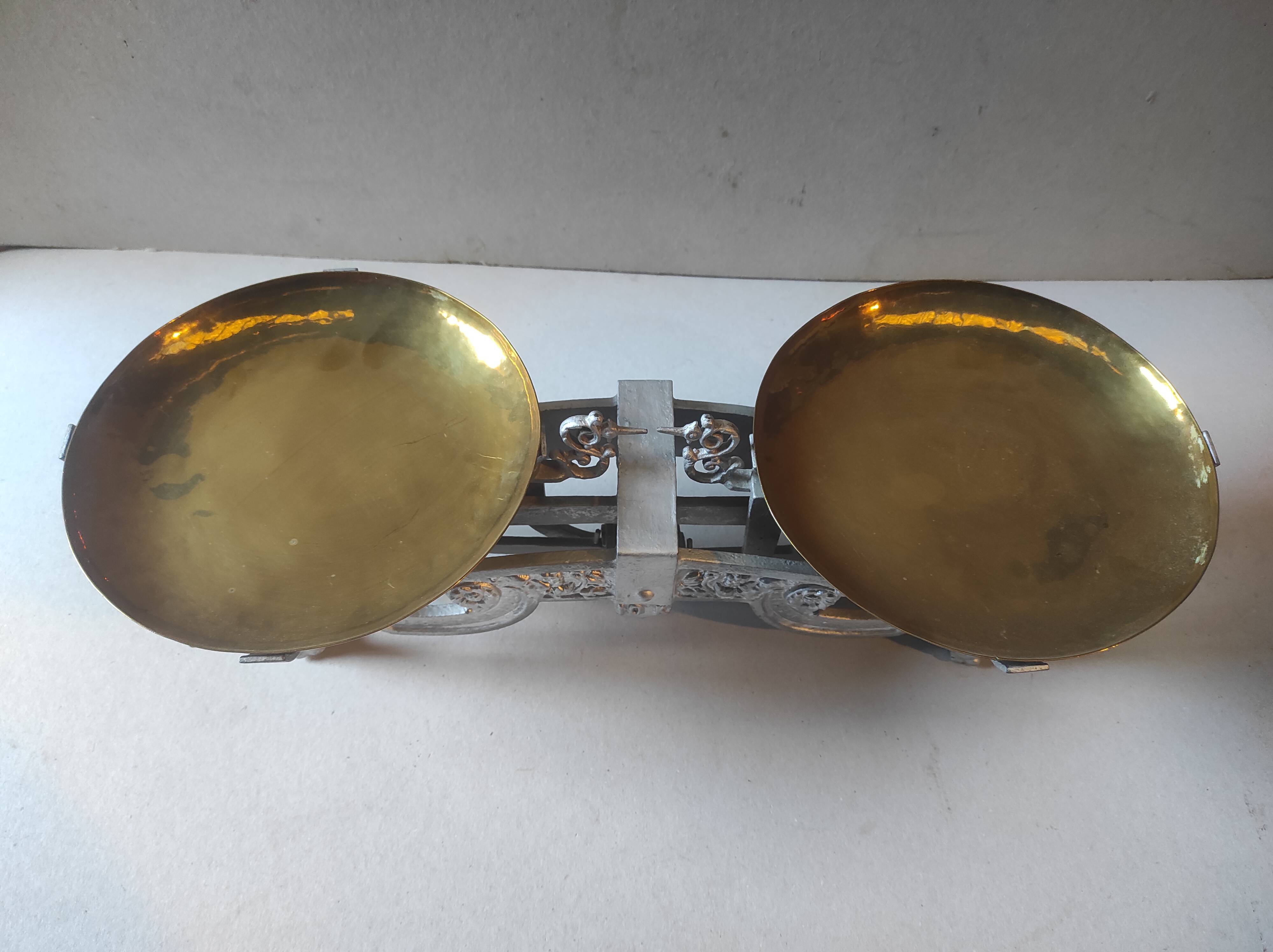 Balance Roberval old avev copper tray