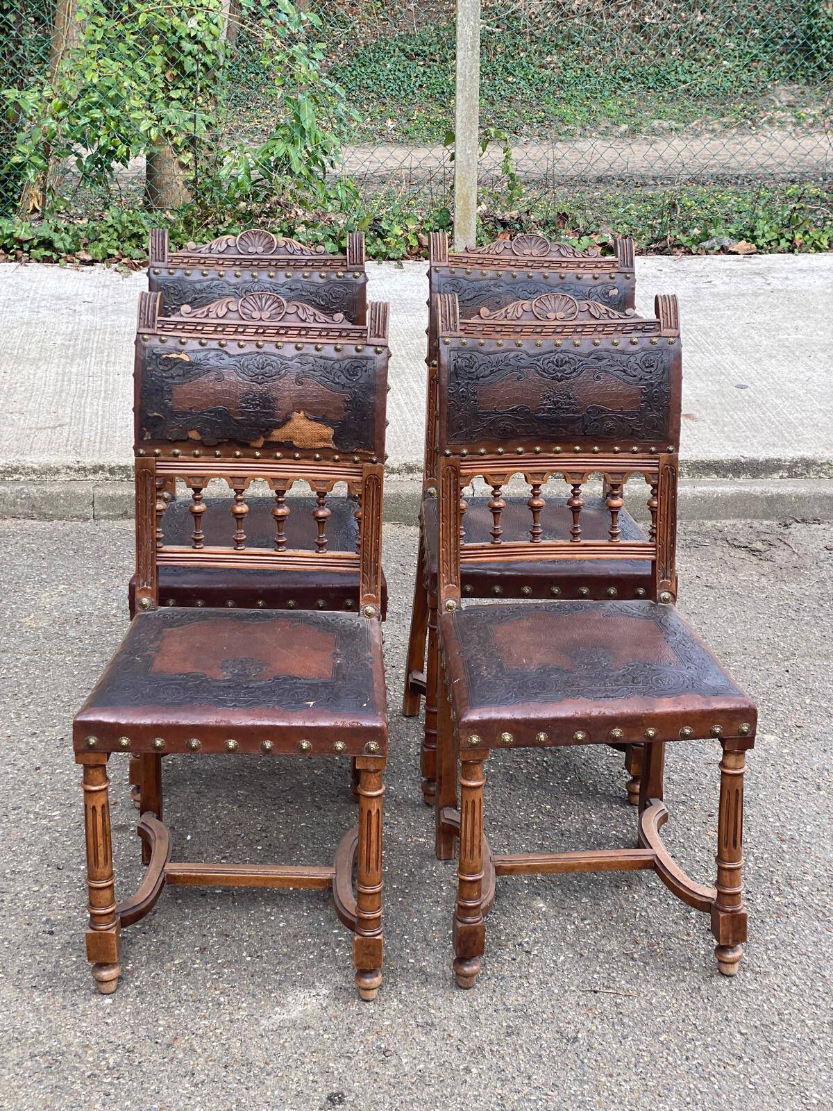 4 Henri II chairs in solid wood and leather from the 19th century.