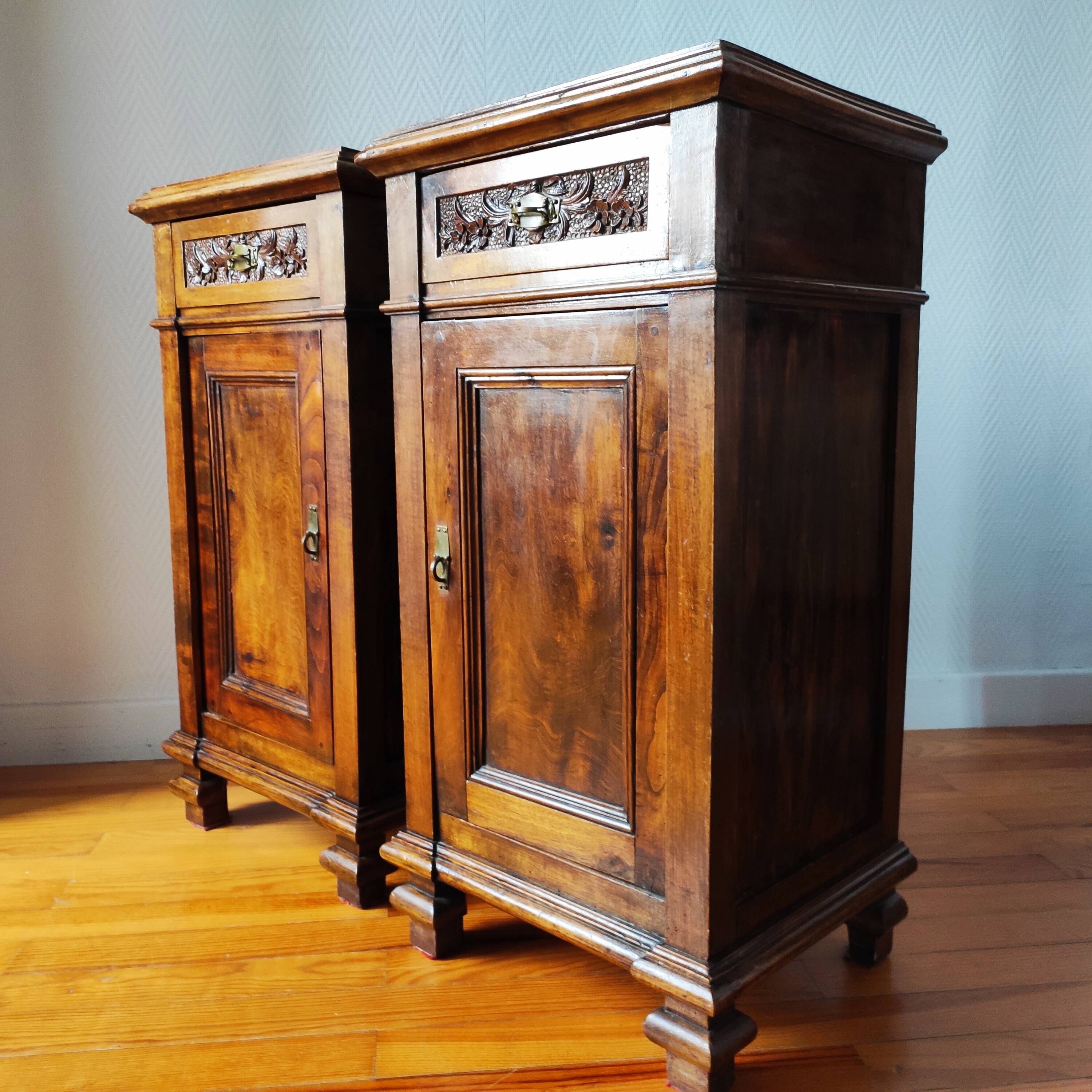 Pair of early 20th century Italian bedside tables in walnut