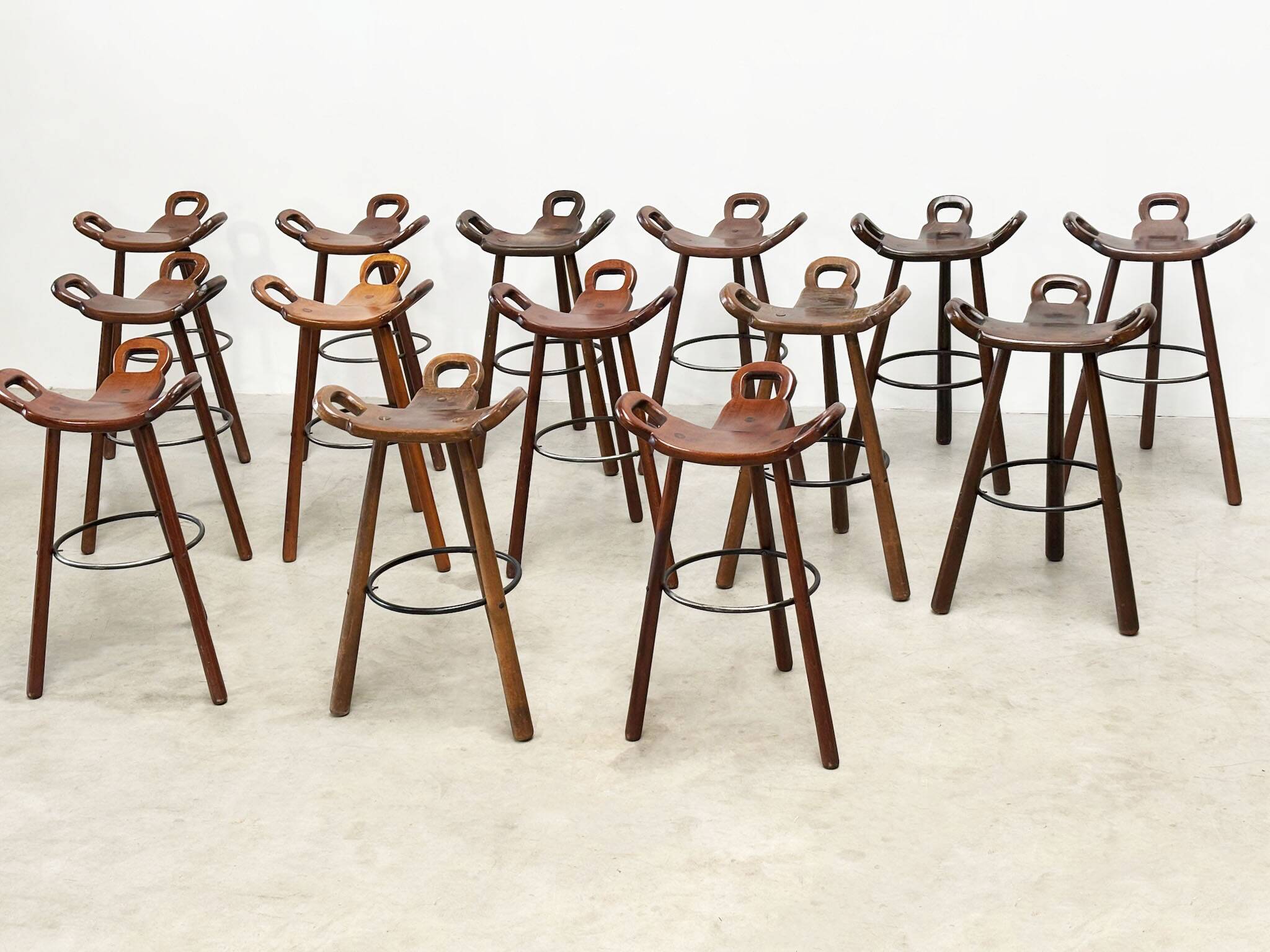 Grand ensemble de tabourets de bar espagnols, vendus à l'unité